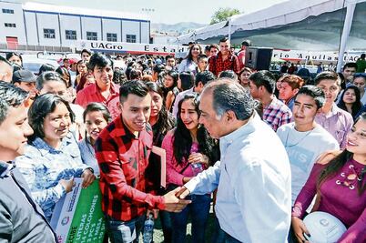Apoyan con mobiliario a estudiantes de la Universidad Autónoma de Guerrero