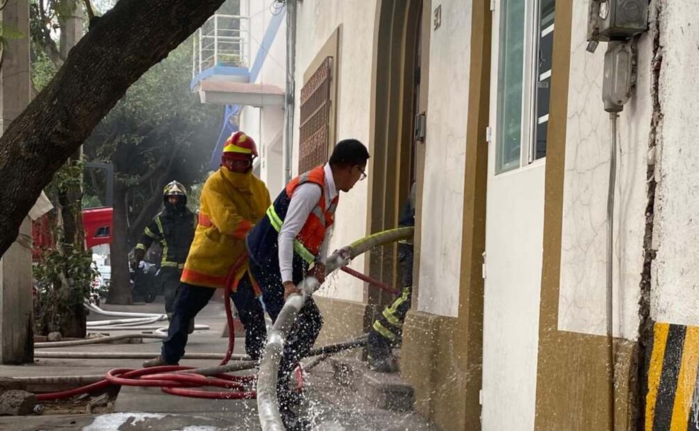 Bomberos se encargan del incidente (07/05/2025). Foto: Valente Rosas / EL UNIVERSAL