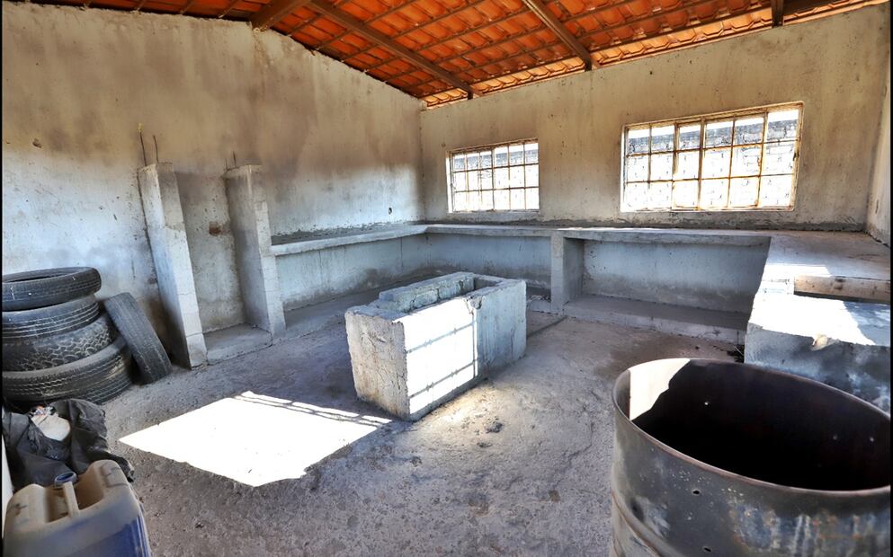 Imágenes sobre restos de ropa y zapatos hallados en el rancho Izaguirre en Teuchitlán, Jalisco. Foto: Fiscalía de Jalisco