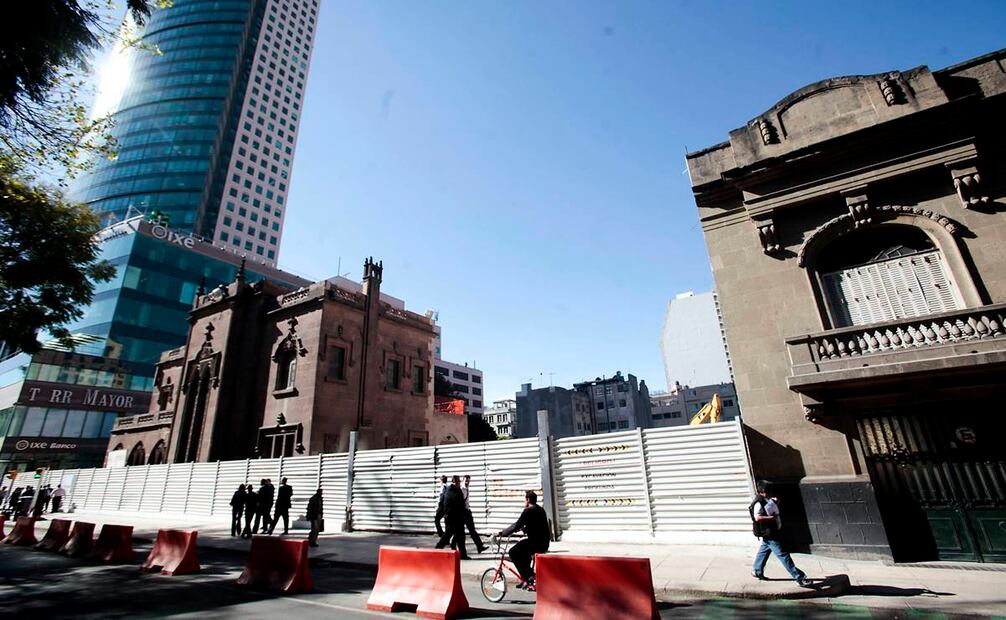 El área que rodean las vallas blancas es el terreno sobre el que hoy se levanta la Torre Reforma. Desplazar la Casa O'Hea (izq.) de manera temporal haría posible construir debajo de ella sin dañarla. Foto: Yadin Xolalpa/EL UNIVERSAL.