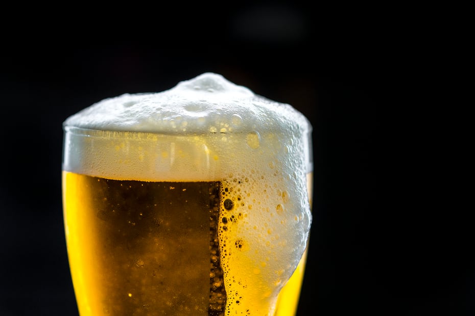 Diputados buscan prohibir la publicidad de bebidas alcohólicas en transporte, escuelas, hospitales y espacios de concurrencia. Foto: Freepik