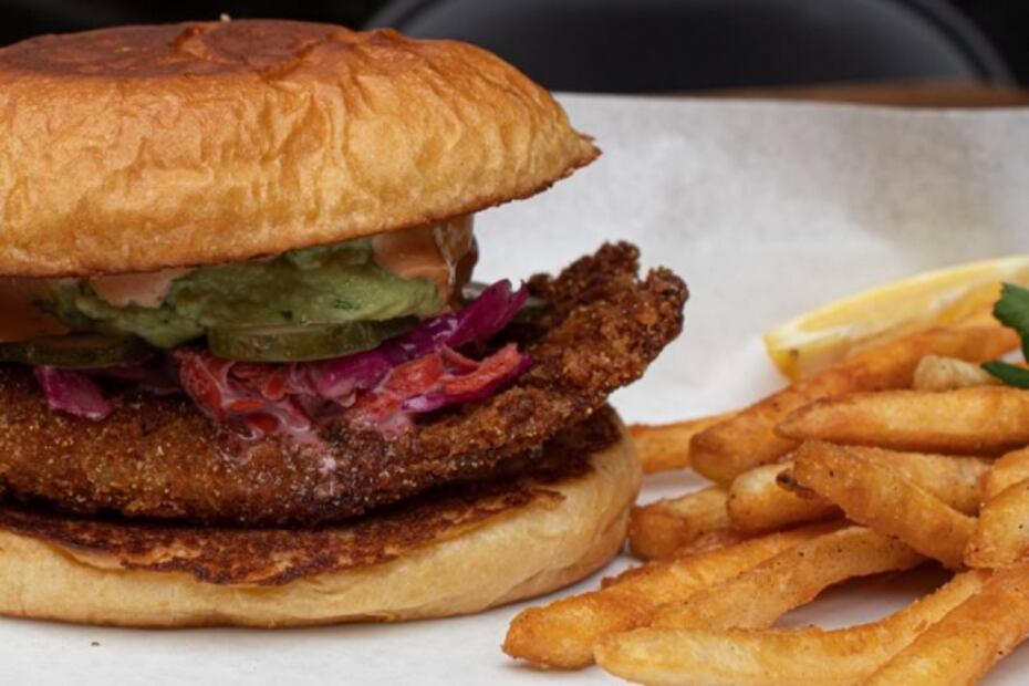 Mezcalchelas y pescado frito, el combo perfecto está en la Roma