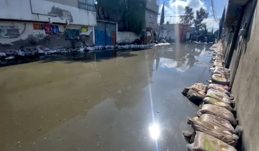 Luego de las inundaciones que se registraron en Chalco, la gente volvió a recurrir a los costales de arena tras las fuertes lluvias que se han registrado en los últimos días, el 30 de mayo de 2025. Foto: Axel Sánchez/EL UNIVERSAL
