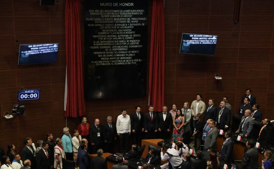 El Senado de la República develó en el muro de honor con letras de oro la leyenda: “A las Maestras y Maestros de México, por su contribución al desarrollo del país”. Foto: Carlos Mejía/ EL UNIVERSAL
