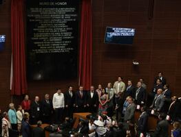Reconocen a maestros en el Senado con inscripción en letras de oro; PRI exige declarar constitucionalidad de reforma de salario base
