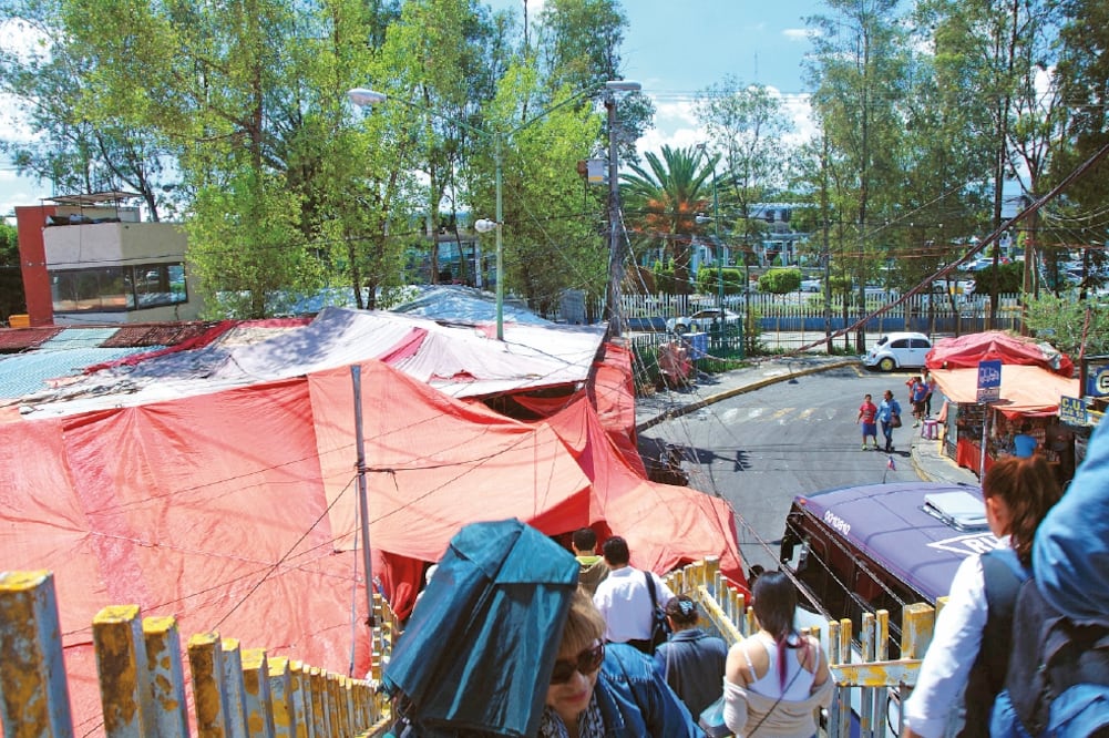 La distribución de rutas de micros y RTP son laberintos que confunden y que en diversas ocasiones son lugares donde se ofertan drogas como la marihuana (SALVADOR CORONA. EL UNIVERSAL)