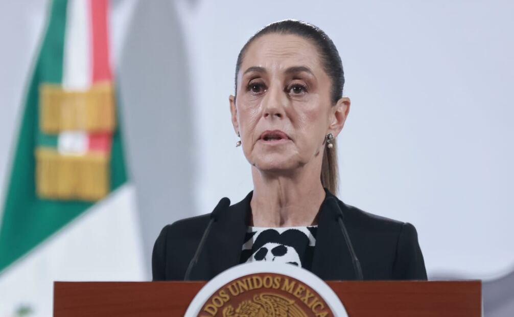 La presidenta Claudia Sheinbaum señaló que el blindaje a Palacio Nacional con vallas de tres metros se ha hecho desde hace muchos años ante la marcha conmemorativa de la Matanza del 2 de octubre de 1968 porque hay grupos de encapuchados que realizan acciones con artefactos peligrosos y quienes han pretendido en varias ocasiones quemar la puerta al recinto histórico. Foto: Fernanda Rojas / EL UNIVERSAL