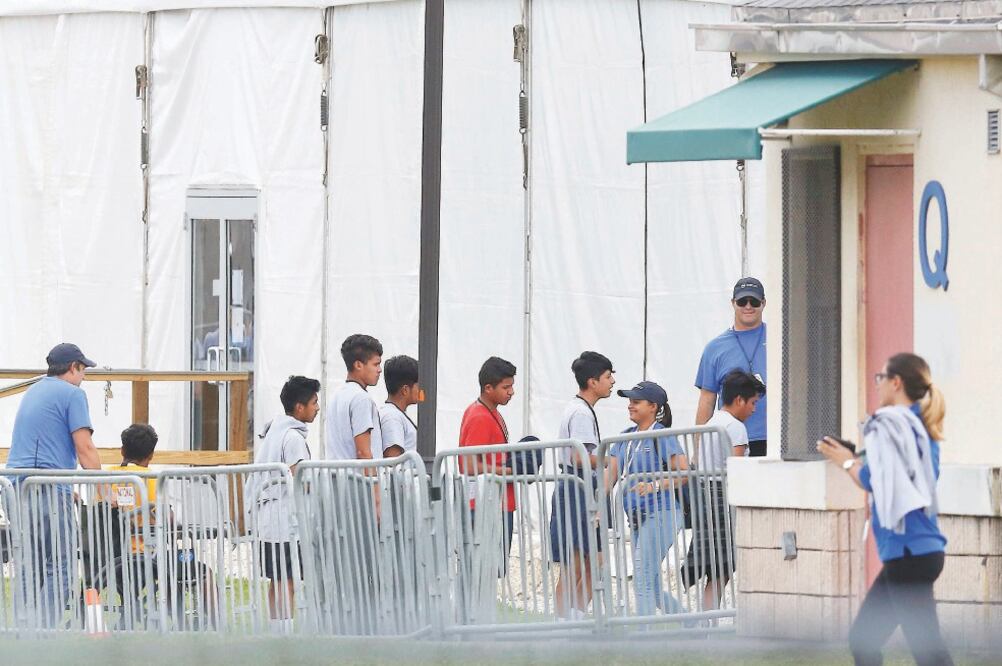 Menores migrantes, afuera del Centro de Detención para Niños no Acompañados en Homestead, Florida, el 20 de junio de 2018. Foto: BRYNN ANDERSON. AP