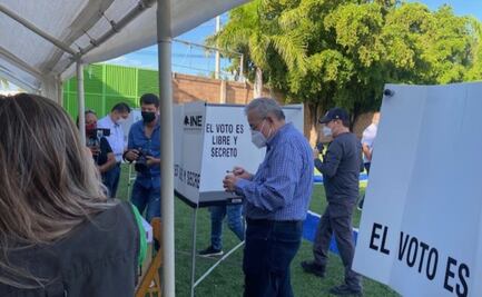 Rubén Rocha Moya acude a votar en consulta sobre juicio a expresidentes