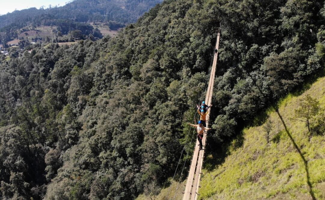 Los puentes tibetanos no tienen barreras a los costados, solo un par de cuerdas. Foto: Ayuntamiento de Tlatlauquitepec