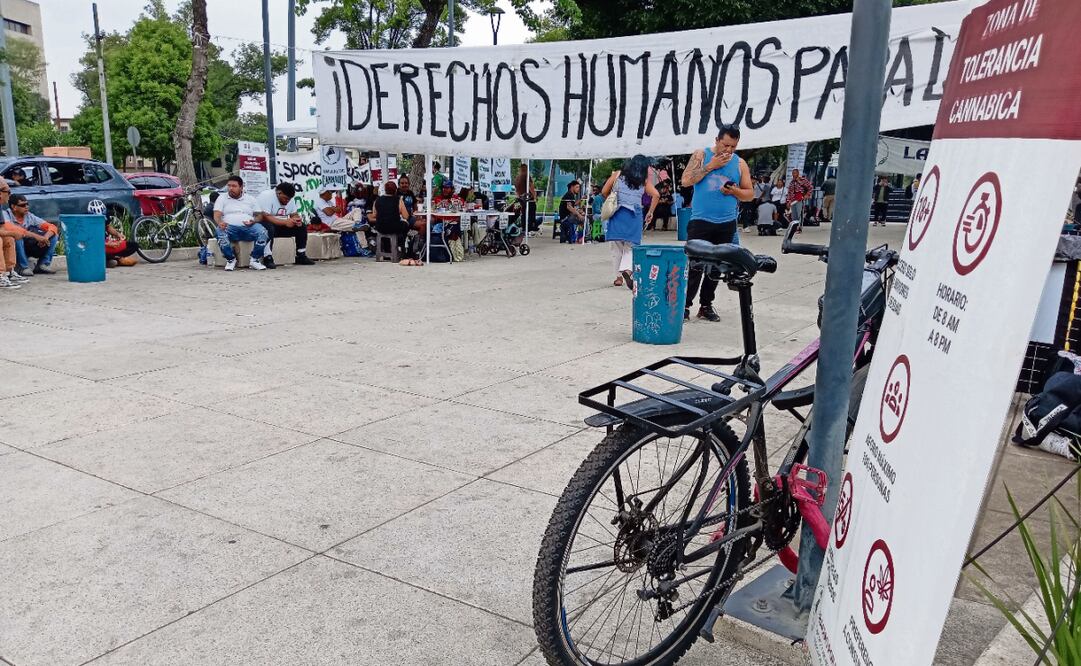 Este viernes, el área peatonal en la Glorieta de Violeta fue ampliada cinco metros, por lo que le quitó espacio al campamento 420 instalado en esta zona. Activistas denunciaron que la policía les destruyó dos carpas. Foto: Fabián Evaristo / EL UNIVERSAL