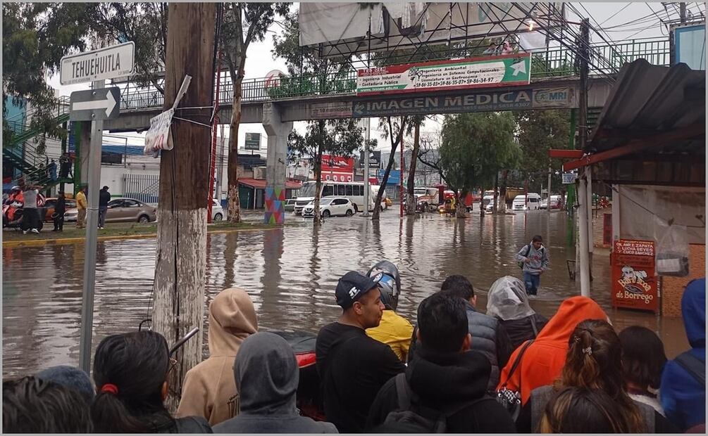 Lluvia colapsa drenaje en la carretera México-Texcoco, los peatones se arriesgaron y terminaron con el agua a la altura de las rodillas. Foto: Especial