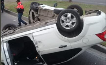 Servicios de emergencia atienden doble volcadura sobre Calzada Ignacio Zaragoza