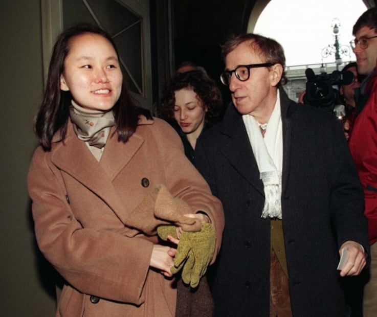 La tormentosa vida familiar de Woody Allen y Mia Farrow, en documental