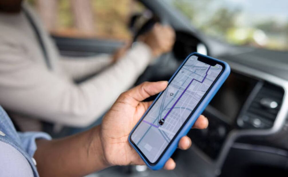 Servicio de taxista a través de apps. Foto: iStock