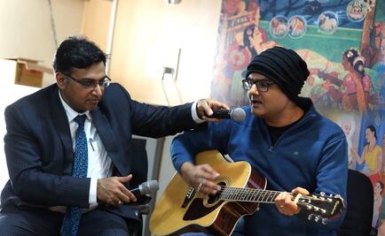 Músico toca la guitarra mientras le operan el cerebro