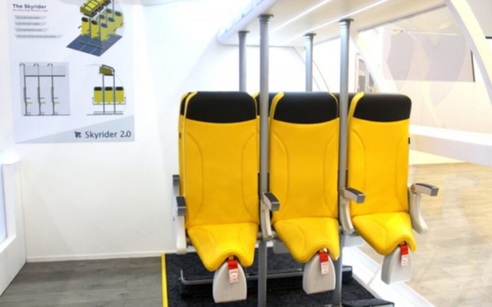 El polémico asiento de avión donde tendrías que viajar casi de pie