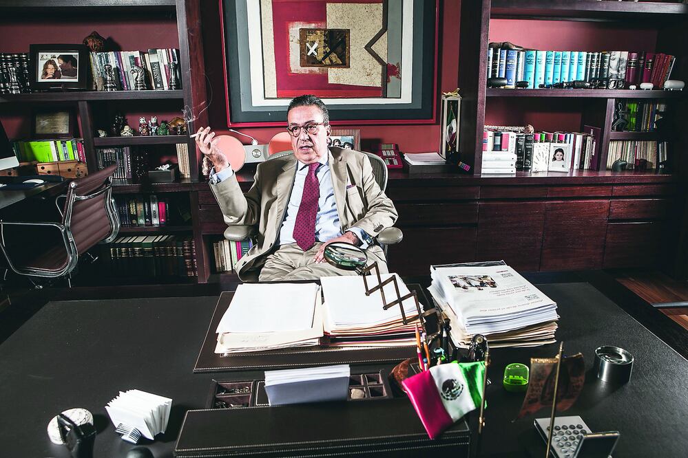 El ex secretario de Gobernación es de los pocos abogados que sin previa cita se apersona en el tercer piso de la Suprema Corte de Justicia de la Nación (GERMÁN ESPINOSA)