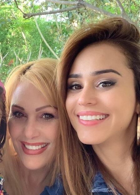 Mamá de Yanet García celebra su cumpleaños 50 luciendo de 30
