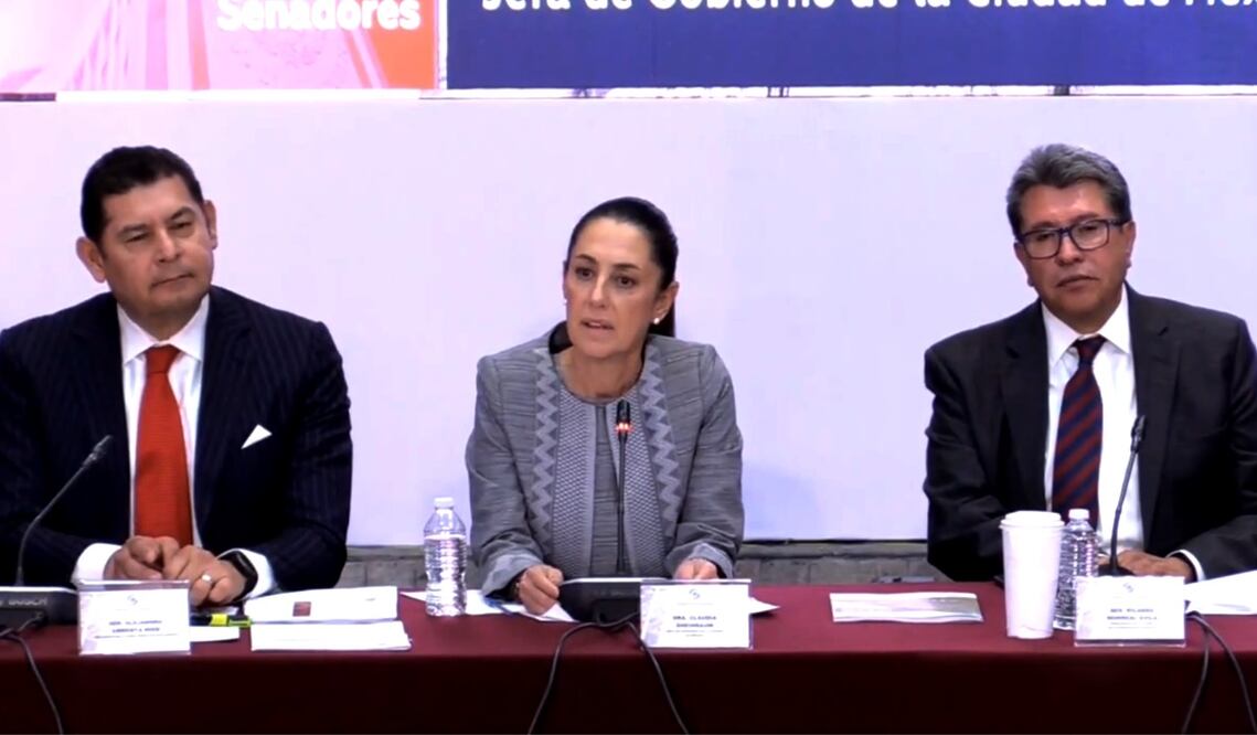 La jefa de gobierno de la Ciudad de México, Claudia Sheinbaum Pardo, se reunió con la bancada de Morena en el Senado, invitada por primera vez a la plenaria del grupo parlamentario. Foto: especial