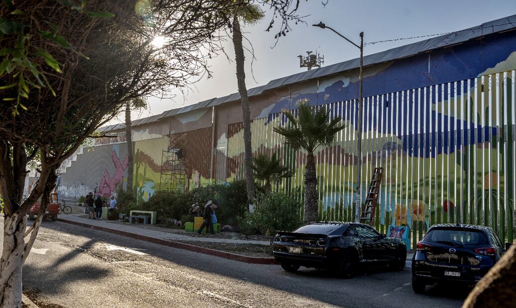 Pintan “Abrazo Mutuo”, del artista tijuanense Alfredo Libre Gutiérrez, sobre el muro que divide a México de Estados Unidos en Baja Califonia, el 9 de julio de 2025. Foto: Aime Melo/EL UNIVERSAL