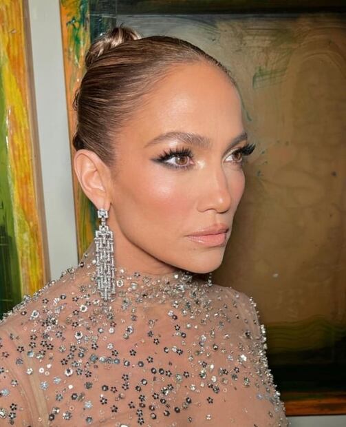 JLo luce como diosa en vestido con transparencias