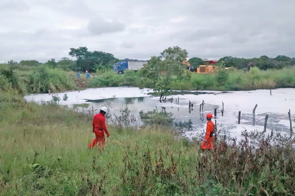 En el Arroyo 60, personal del Sector Ductos Salina Cruz de Pemex colocó espuma para recuperar el hidrocarburo (ROSELIA CHACA. EL UNIVERSAL)