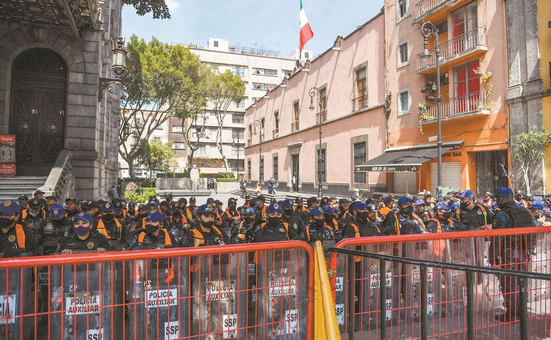Policías resguardaron el recinto de Xicoténcatl, luego de que el Senado de la República fue cercado por manifestantes. Foto: ARMANDO MARTÍNEZ. EL UNIVERSAL