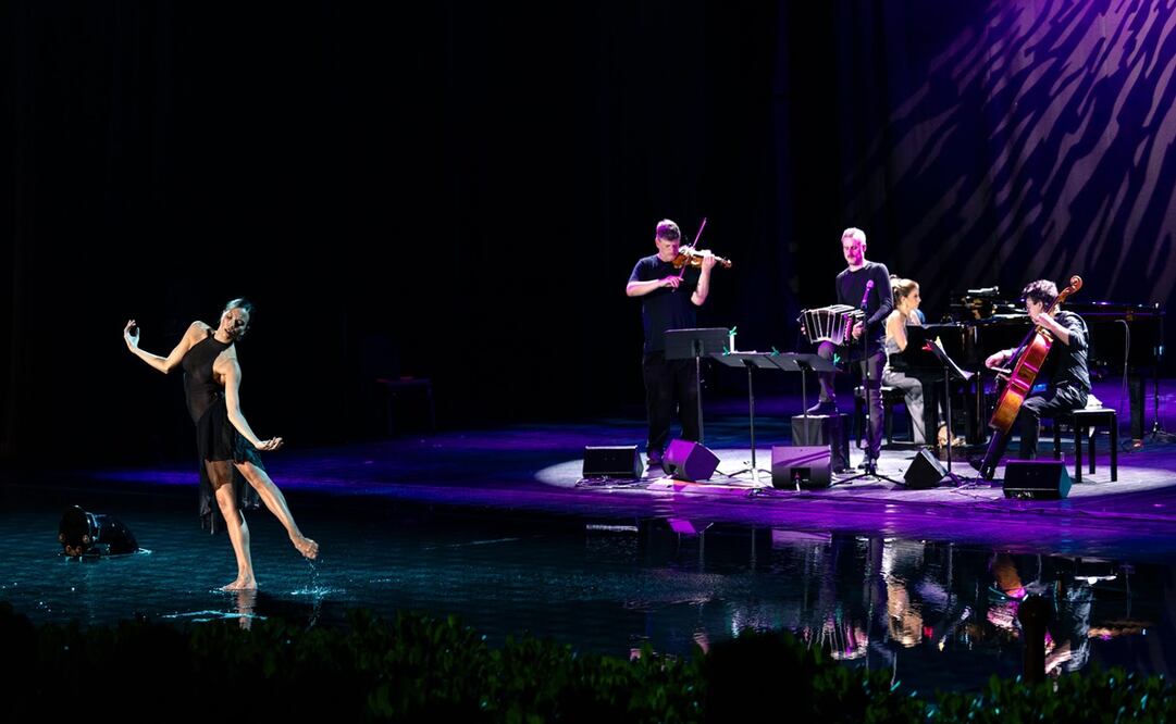 El recital trata de una serie de conciertos en la que los músicos que en el día interpretan a Bach o  a Dvořák, en la noche ofrecen conciertos de salsa o música folclórica al aire libre. Foto: Mikio Watanabe