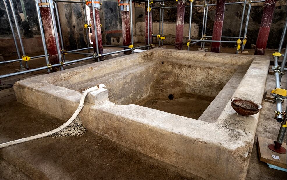 Arqueólogos descubrieron en Pompeya "uno de los mayores complejos termales privados" jamás encontrado en la antigua ciudad romana, devastada por la erupción del volcán Vesubio hace casi 2 mil años. Foto: EFE