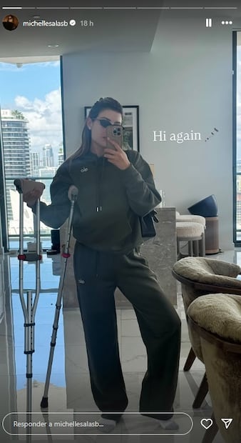 Michelle Salas se muestra con muletas en redes y explica su problema de salud.