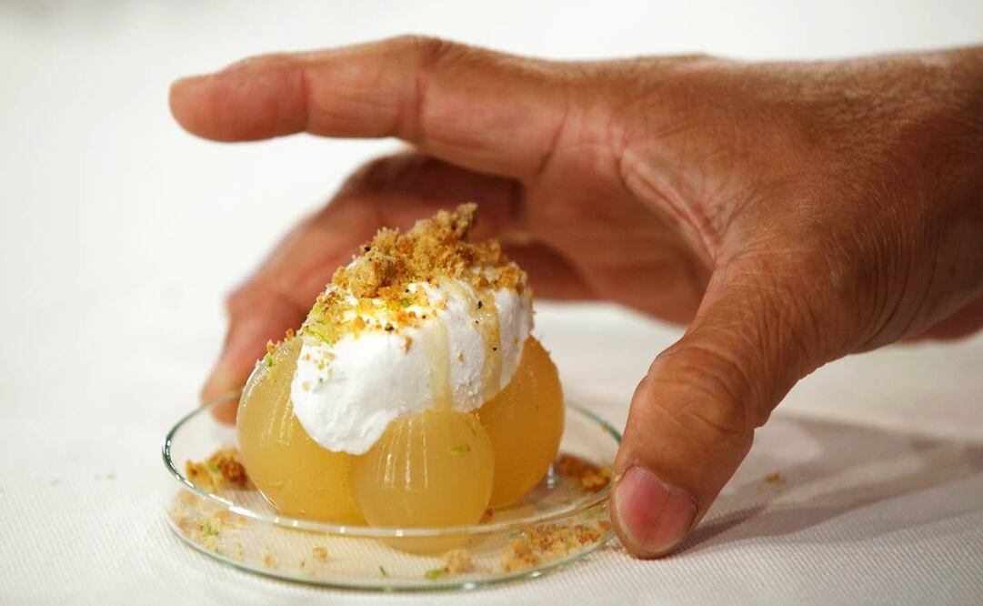 el comensal experimenta un postre de helado de coco hecho por Red Palm Weevils durante Inno.Ento.Food, un proyecto de colaboración de la mesa del chef con Exofood Tailandia en FabCafe en Bangkok, Tailandia. / Foto: EFE
