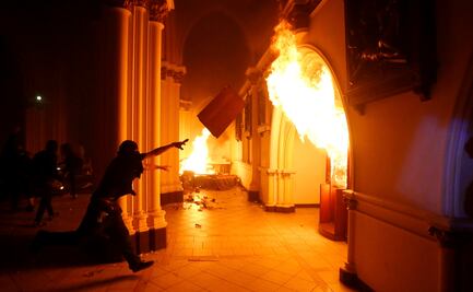 Manifestantes incendian iglesia de policía de Chile en primera protesta de 2020
