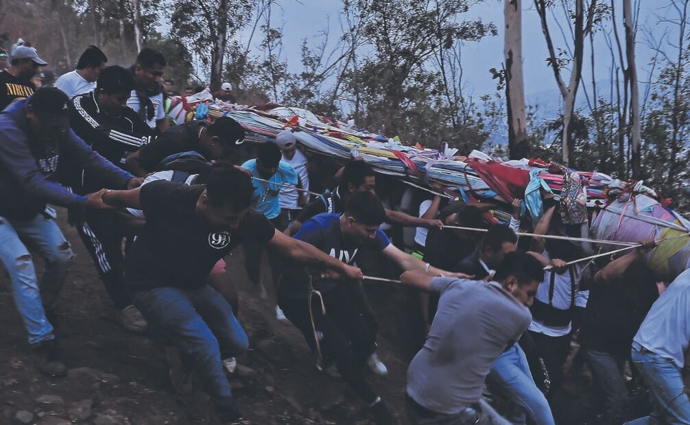La cruz que se venera en Xochitepec es adornada con cintas de colores llamadas cendeles, y representan peticiones de los fieles. Fotos: de Fernanda Rojas. El Universal