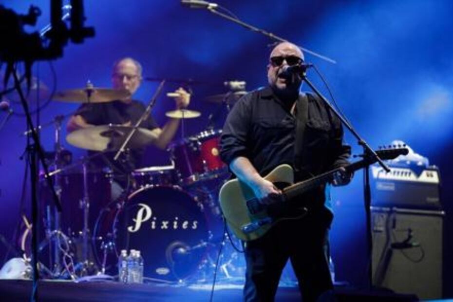 Entre cansancio y desmayos, Pixies cierra concierto en el Zócalo