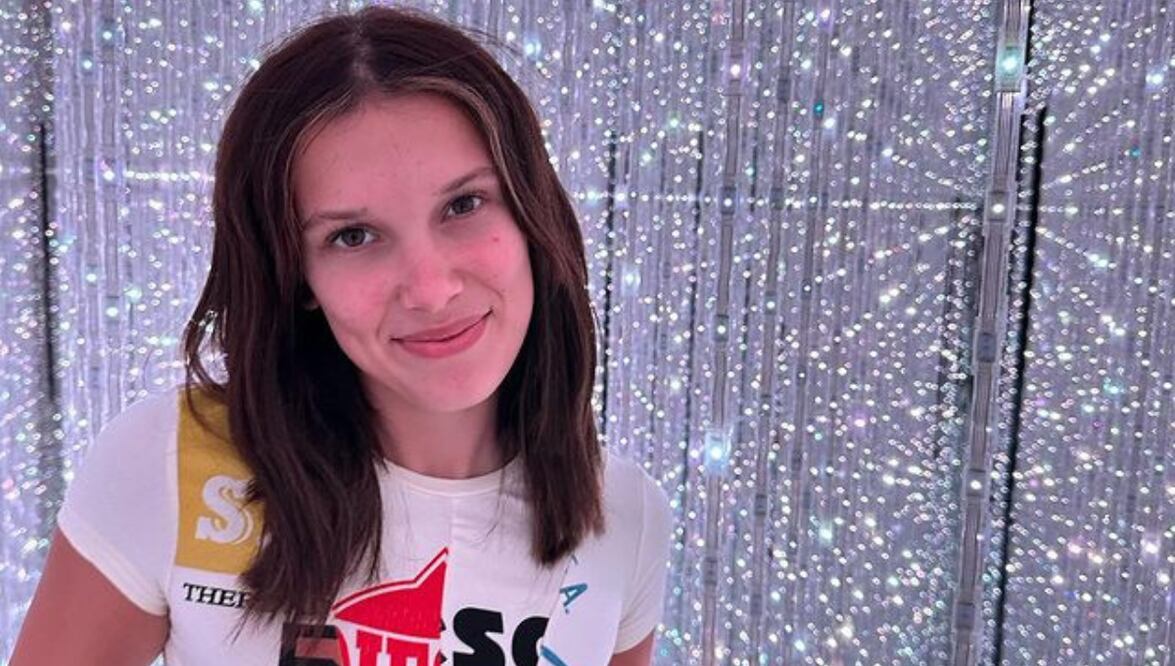 La actriz de Stranger Things se suma al tren del microtop. Fuente: Instagram: @milliebobbybrown