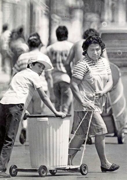 Las amas de casa sacan adelante a familias enteras, a pesar del reto que es la falta de agua Foto: Archivo El Universal
