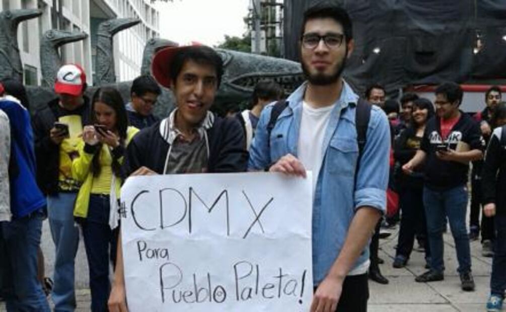 Maestros Pokémon caminan del Ángel a la Alameda