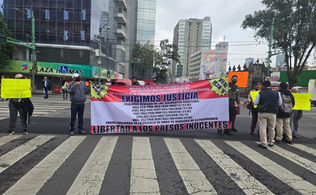 Manifestantes bloquean Eje Central; exigen justicia en el procedimiento de Jesús Eduardo. Foto: Especial