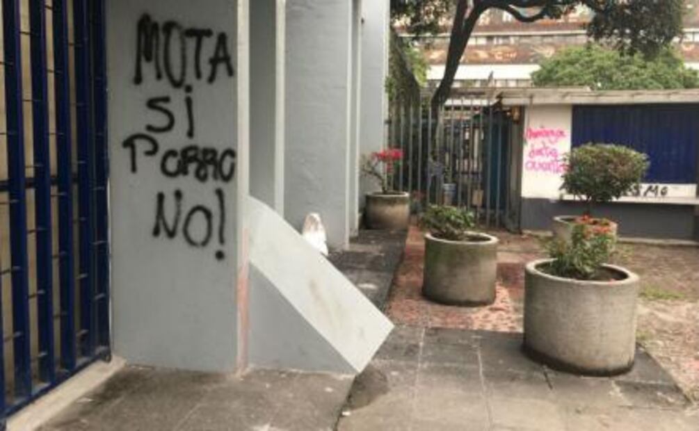 "¡Mota Sí, Porros NO", las pintas que amanecieron en planteles de la UNAM