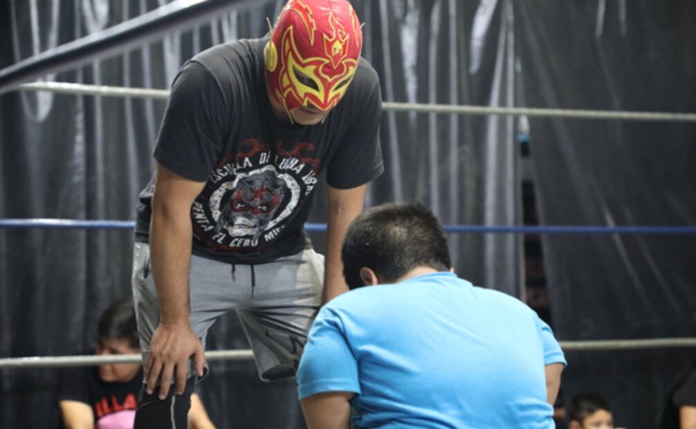 Ikaro, luchador y profesor de lucha libre impartiendo clases a niñas, niños y jóvenes en la Arena del Valle. Foto: David Martínez