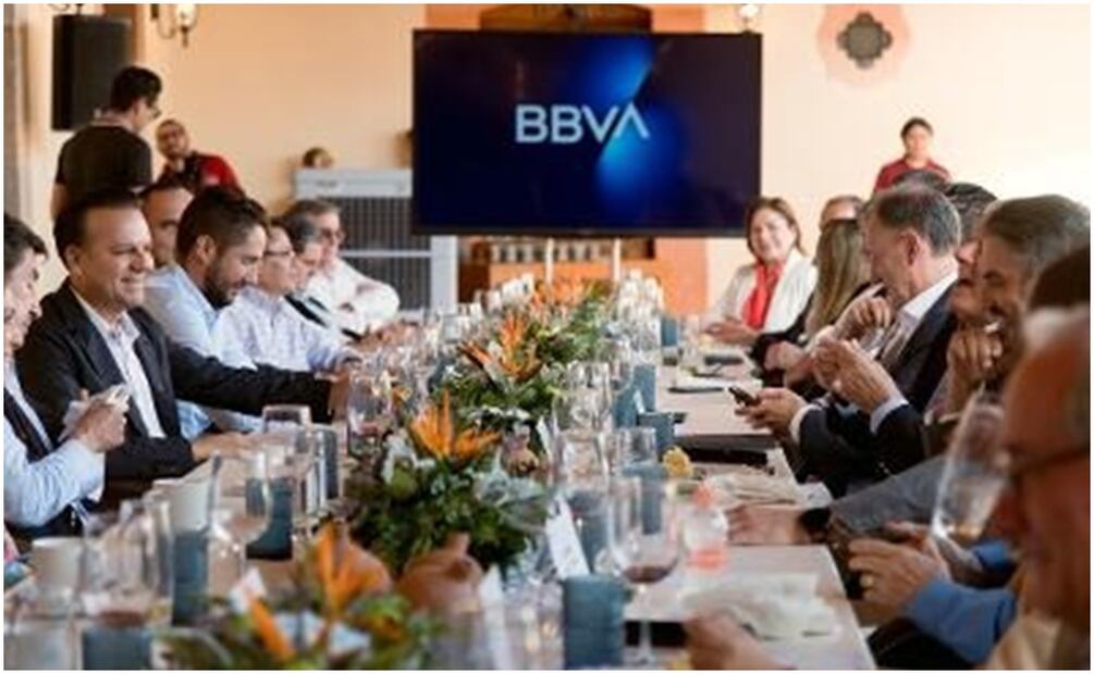 Gobernador de Durango exhorta a bancarios a invertir en el estado. Foto: Especial