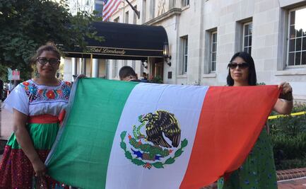 Vestida de "China poblana", mexicana viaja a Washington desde Brooklyn para ver a AMLO