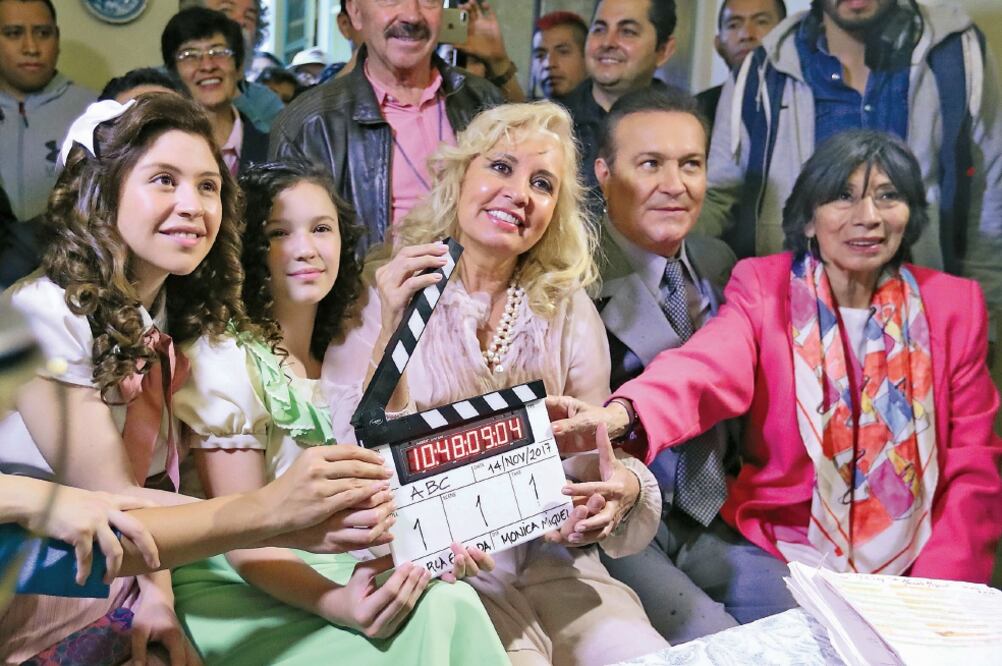 Mía Rubín y Nicole Vale (izquierda) con la productora y Arturo Peniche, en el claquetazo (ARIEL OJEDA. EL UNIVERSAL)