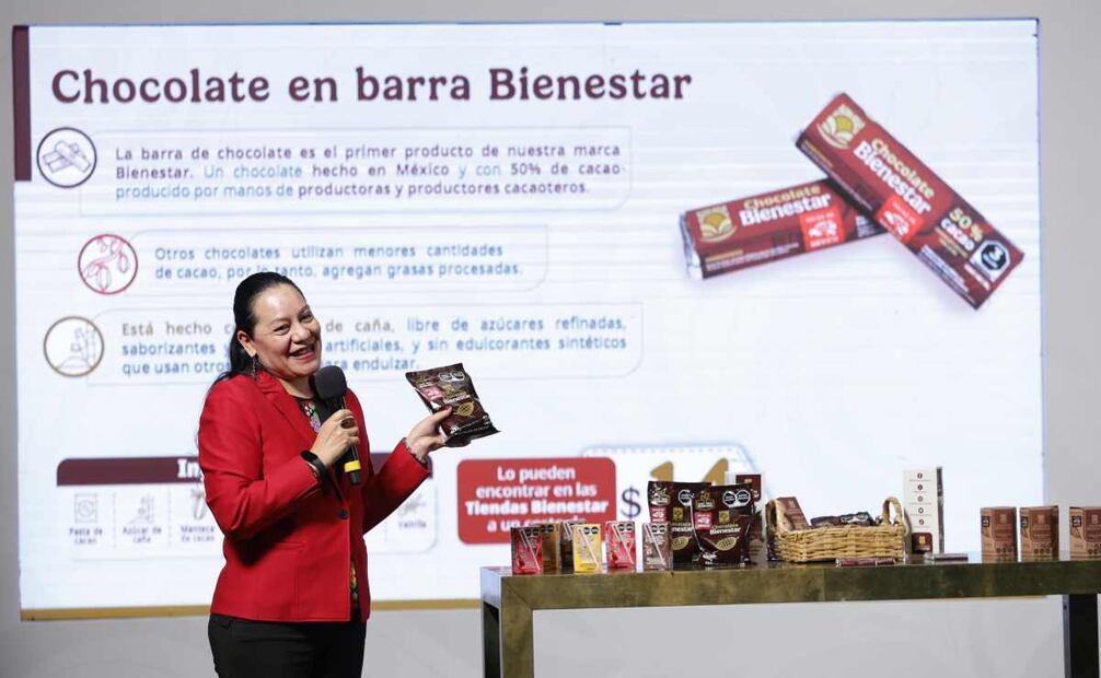 Al mencionar que es una "golosina sana", la titular de Alimentación para el Bienestar, María Luisa Albores González, presentó el "Chocolate del Bienestar", el cual tendrá tres presentaciones y se obtiene del acopio de cosechas se productores de pueblos originarios. Foto: Diego Simón / EL UNIVERSAL.