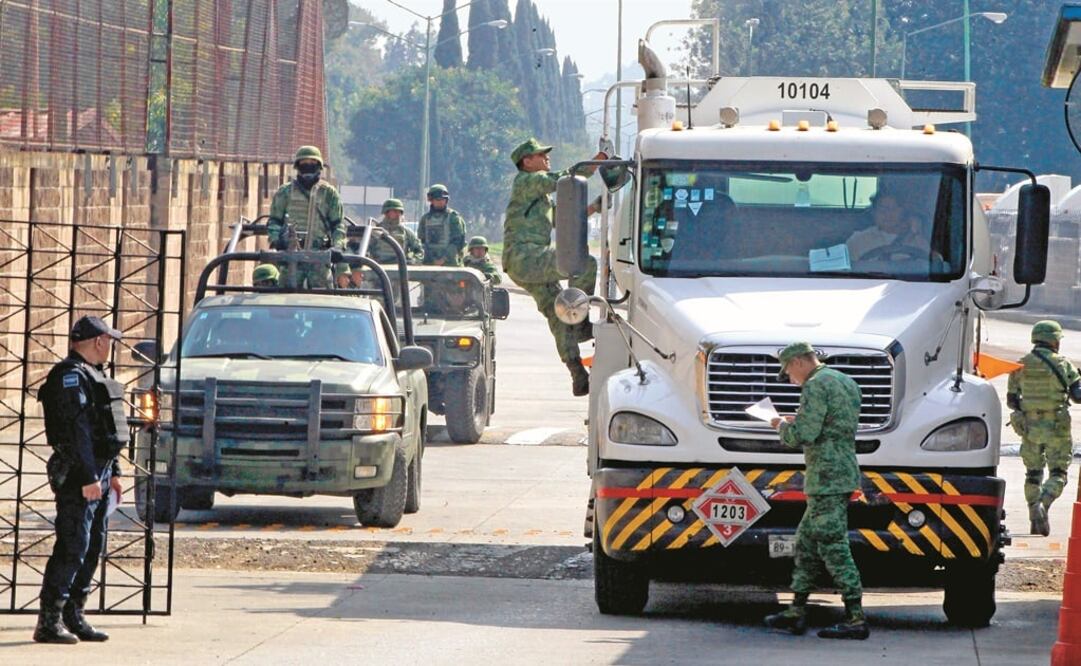 Pipas que transportan combustible de Pemex. Foto: Archivo/EL UNIVERSAL 