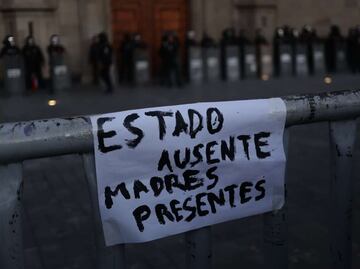 Se registra enfrentamiento entre policías y manifestantes frente a Palacio Nacional durante vigilia por Teuchitlán; así se vivió el MXM