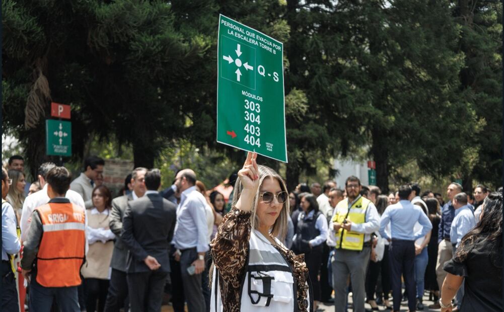 Personas participan en el Primer Simulacro Nacional 2025 en la zona  de Santa Fe en la Ciudad de México. Foto: Yaretzy M. Osnaya/EL UNIVERSAL