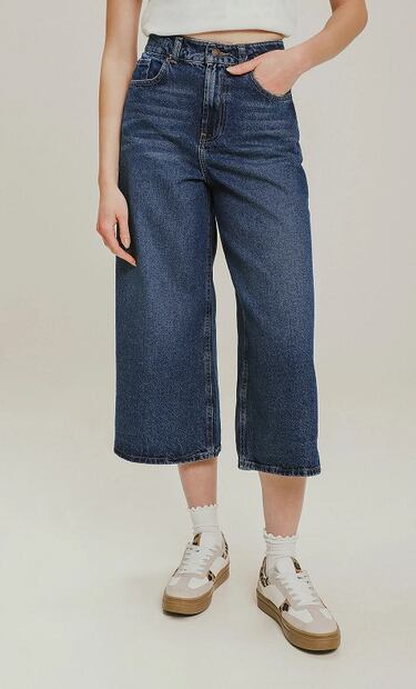 Las bermudas de mezclilla son primos del pantalón culotte (como este) y también se llevarán mucho en primavera. Foto: Especial