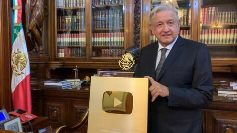 "Ya se me subió", dice AMLO al recibir botón de oro de Youtube